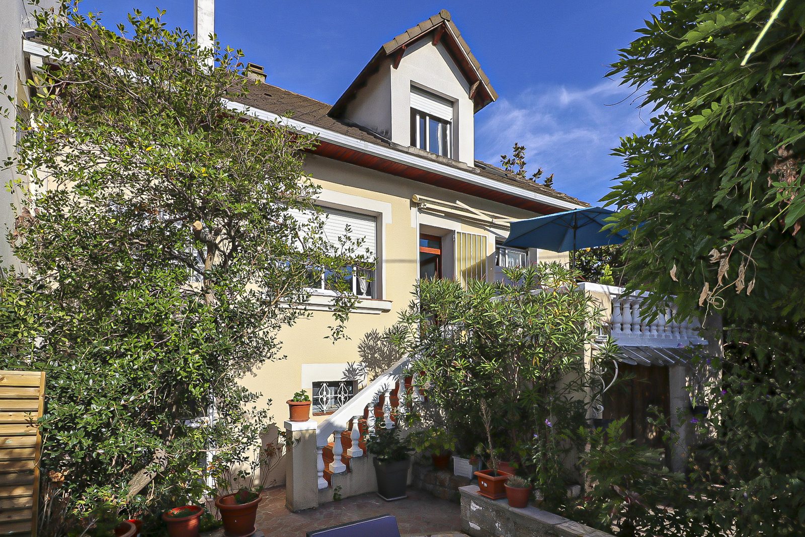 La maison côté jardin, avec sa terrasse à balustres