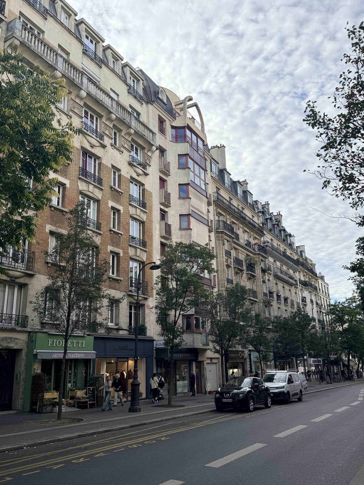 L'immeuble en pierre et brique du studio, avenue Secrétan