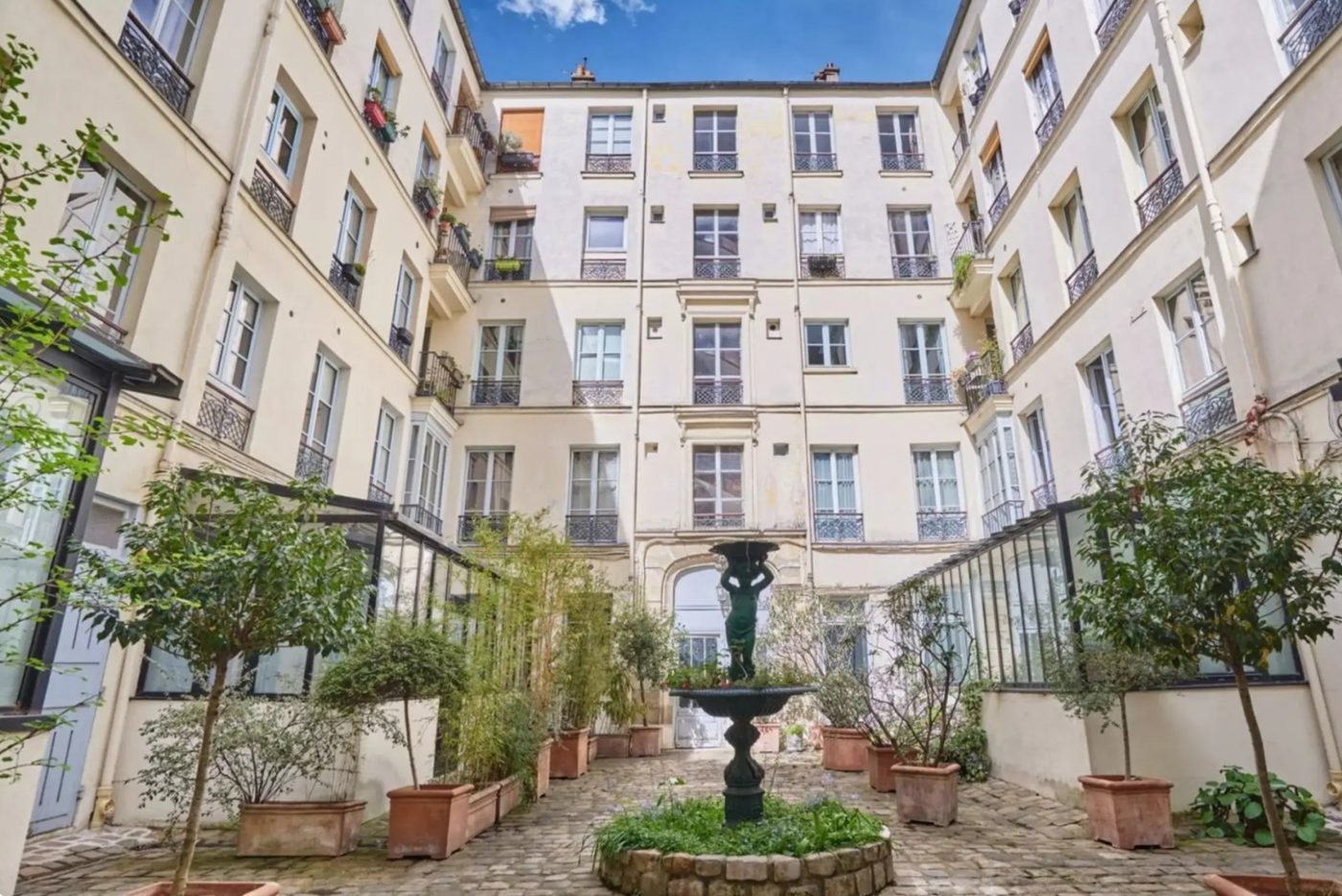 Cour pavée avec fontaine de l'immeuble, rue des Minimes
